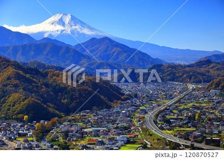 都留の街を走る特急富士回遊 120870527