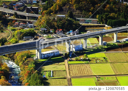 桂川を渡るリニアモーターカー 桂川を渡るリニアモーターカー 120870585