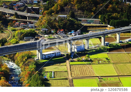 桂川を渡るリニアモーターカー 120870586