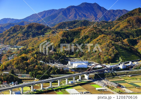三つ峠山と紅葉に染まる都留の街を駆けるリニア 120870616