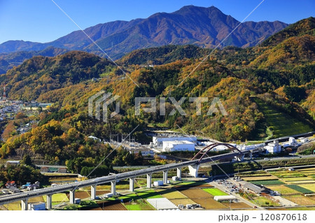 三つ峠山と紅葉に染まる都留の街を駆けるリニア 三つ峠山と紅葉に染まる都留の街を駆けるリニア 120870618