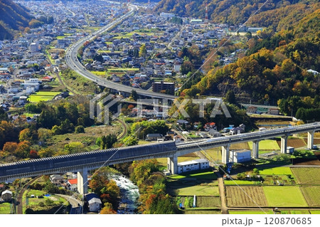 富士急行と交差するリニアモーターカー 富士急行と交差するリニアモーターカー 120870685