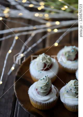 クリスマス用に作った米粉のチョコイチゴカップケーキ クリスマス用に作った米粉のチョコイチゴカップケーキ 120870723