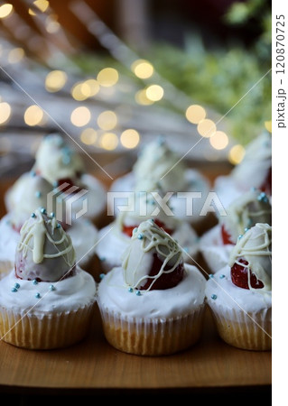 クリスマス用に作った米粉のチョコイチゴカップケーキ 120870725