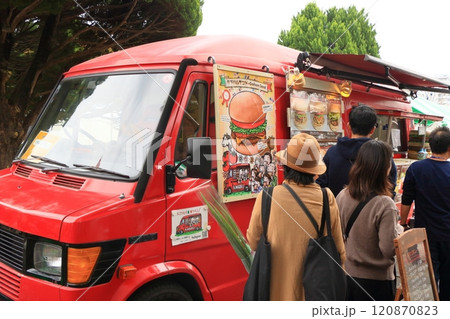 人気のキッチンカー　観光地のキッチンカー 120870823