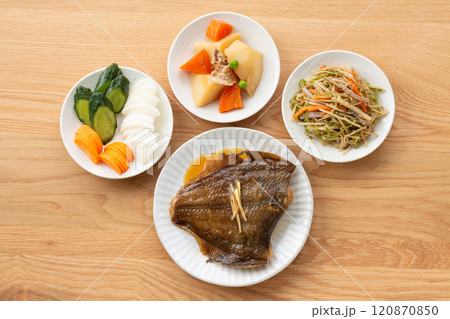 和食のおかず（カレイの煮付け他） 120870850