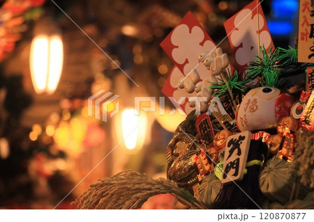 酉の市 縁起物の熊手 縁起熊手を飾る屋台 酉の市 縁起物の熊手 縁起熊手を飾る屋台 120870877