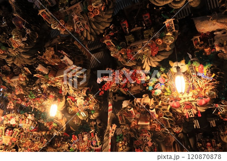 酉の市 縁起物の熊手 縁起熊手を飾る屋台 酉の市 縁起物の熊手 縁起熊手を飾る屋台 120870878