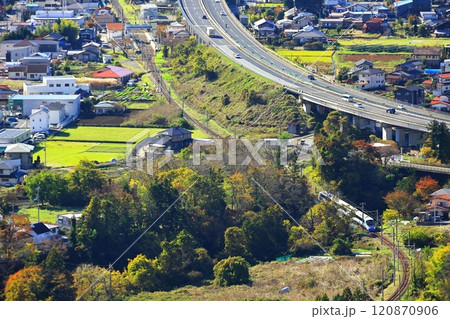 中央道と並走するフジサン特急 120870906