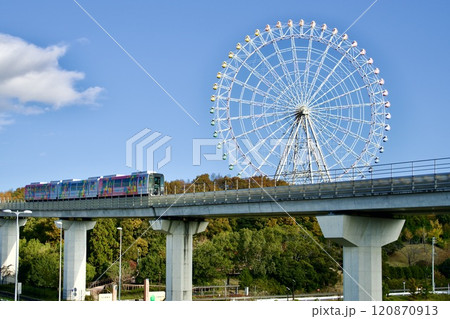 リニモの愛知万博20周年ラッピングと観覧車 リニモの愛知万博20周年ラッピングと観覧車 120870913
