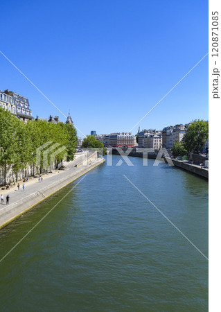 ポンヌフからセーヌ川を望む 120871085