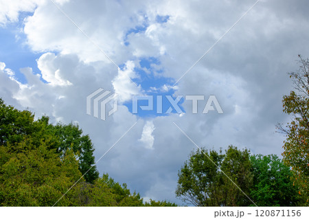 雲の合間から覗く青空 120871156