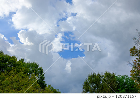 雲の合間から覗く青空 120871157