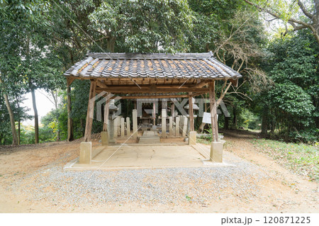 香具山の山頂にある神社（大和三山） 120871225