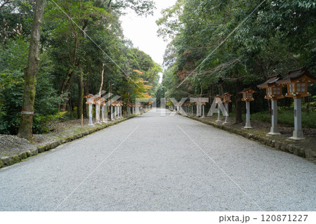 畝傍山の麓にある橿原神宮（大和三山） 120871227
