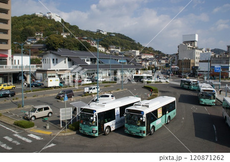 駅前の風景 120871262