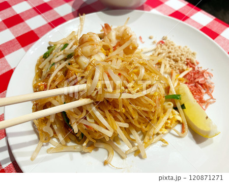 タイ風焼きそば パッタイ 海老と春雨の炒め麺 タイ風焼きそば パッタイ 海老と春雨の炒め麺 120871271