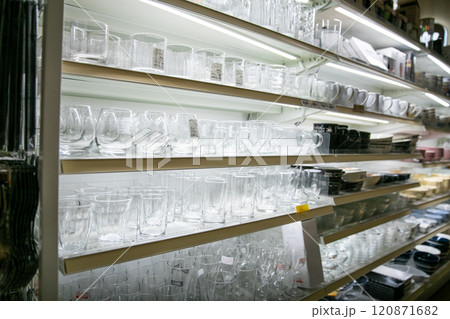 100円ショップの店内 120871682