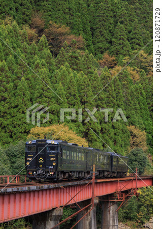 第十玖珠川橋梁を渡る観光列車「かんぱち・いちろく」（JR九州） 120871729