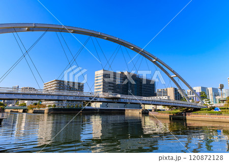東京　品川区　天王洲アイルの都市風景　目黒川とアイル橋 120872128