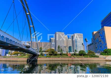 東京 品川区 天王洲アイルの都市風景 目黒川とアイル橋 東京 品川区 天王洲アイルの都市風景 目黒川とアイル橋 120872130