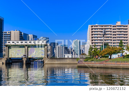 東京　品川区　天王洲アイルの都市風景　目黒川と目黒川水門 120872132