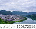 木曽川と八百津の街並み 120872319