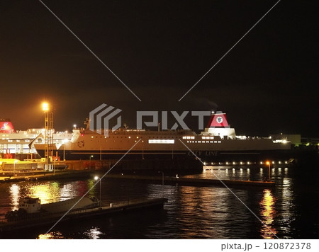 夜の大さん橋に停泊するフェリーふくおか 夜の大さん橋に停泊するフェリーふくおか 120872378