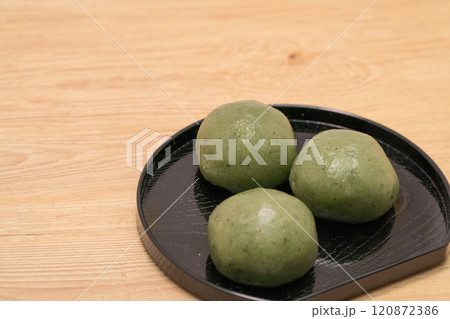 和菓子のよもぎ餅 120872386