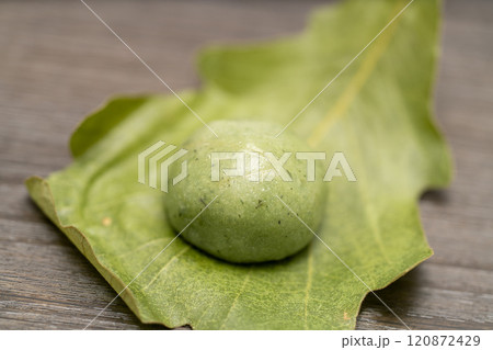 葉に包まれた和菓子のよもぎ餅 葉に包まれた和菓子のよもぎ餅 120872429