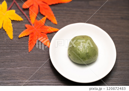 モミジのある和菓子のよもぎ餅 モミジのある和菓子のよもぎ餅 120872483