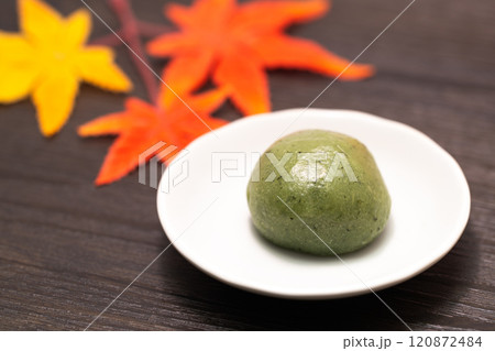 モミジのある和菓子のよもぎ餅 モミジのある和菓子のよもぎ餅 120872484