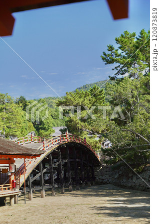日本の広島県にある厳島神社 日本の広島県にある厳島神社 120873819