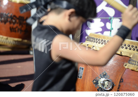 太鼓を叩く子供 太鼓を叩く子供 120875060