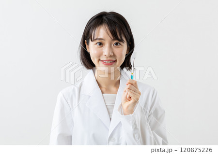 歯ブラシを指導する歯科医師イメージ01 120875226