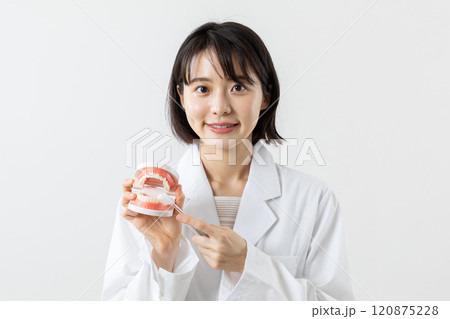 ブラッシング指導をする歯科医イメージ01 120875228