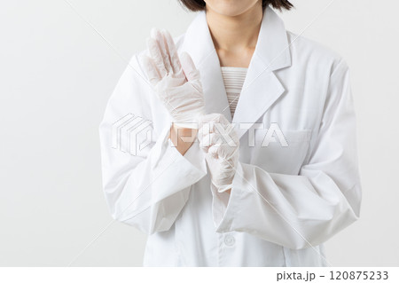 医療用手袋をする医師01 医療用手袋をする医師01 120875233