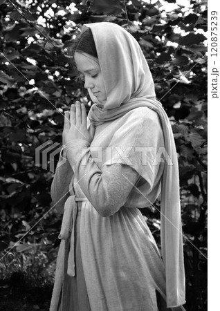 Young girl praying to God 120875239