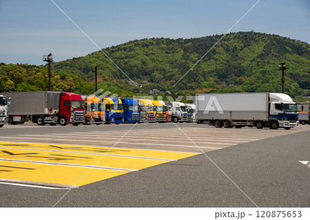 駐車しているトラックとトレーラートラック 120875653