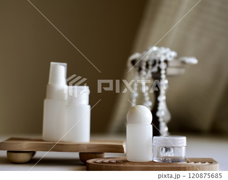 コスメボトルのイメージカット 120875685