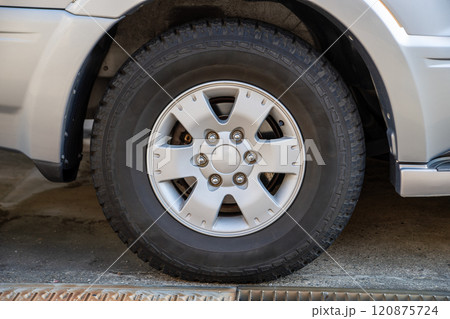 四輪駆動車の夏タイヤ 120875724