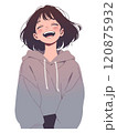 口を開けて笑っているパーカーの女の子 120875932