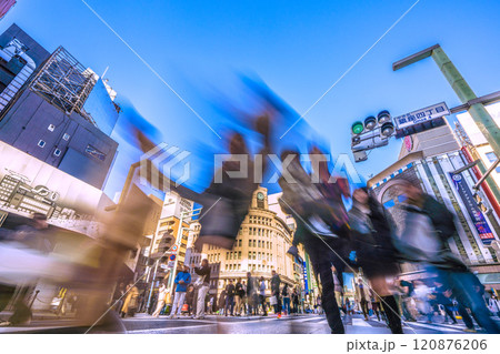 日本の東京都市景観 師走の慌ただしさ…外国人観光客らで賑わう銀座。…左は三愛解体工事…新時代へ=1日 日本の東京都市景観 師走の慌ただしさ…外国人観光客らで賑わう銀座。…左は三愛解体工事…新時代へ=1日 120876206