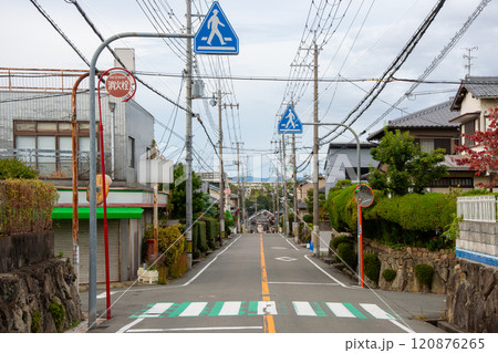 信号のない横断歩道と横断歩道の道路標識 120876265