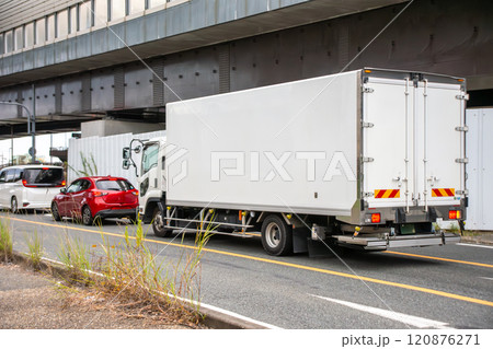 信号待ちしているパネルトラックと乗用車 120876271
