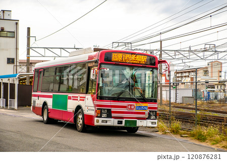 JR四条畷駅に停車中の京阪バス JR四条畷駅に停車中の京阪バス 120876281