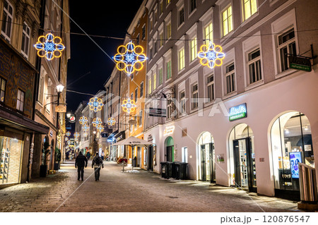 ザルツブルグ　リンツァー・ガッセのイルミネーション 120876547