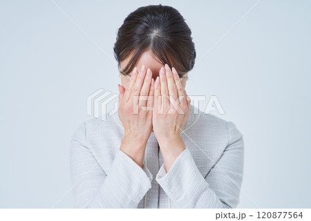 両手で顔を覆う女性 120877564