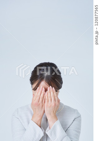 両手で顔を覆う女性 120877565