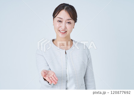 笑顔で手を差し出すビジネスウーマン 笑顔で手を差し出すビジネスウーマン 120877692